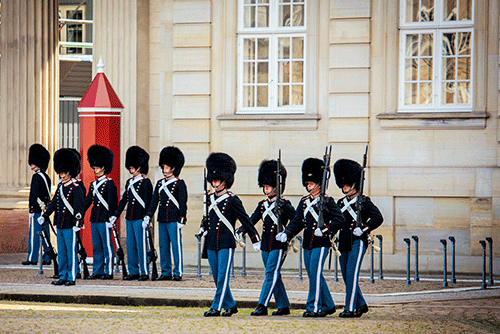 Danish-royal-guard-amalienborg