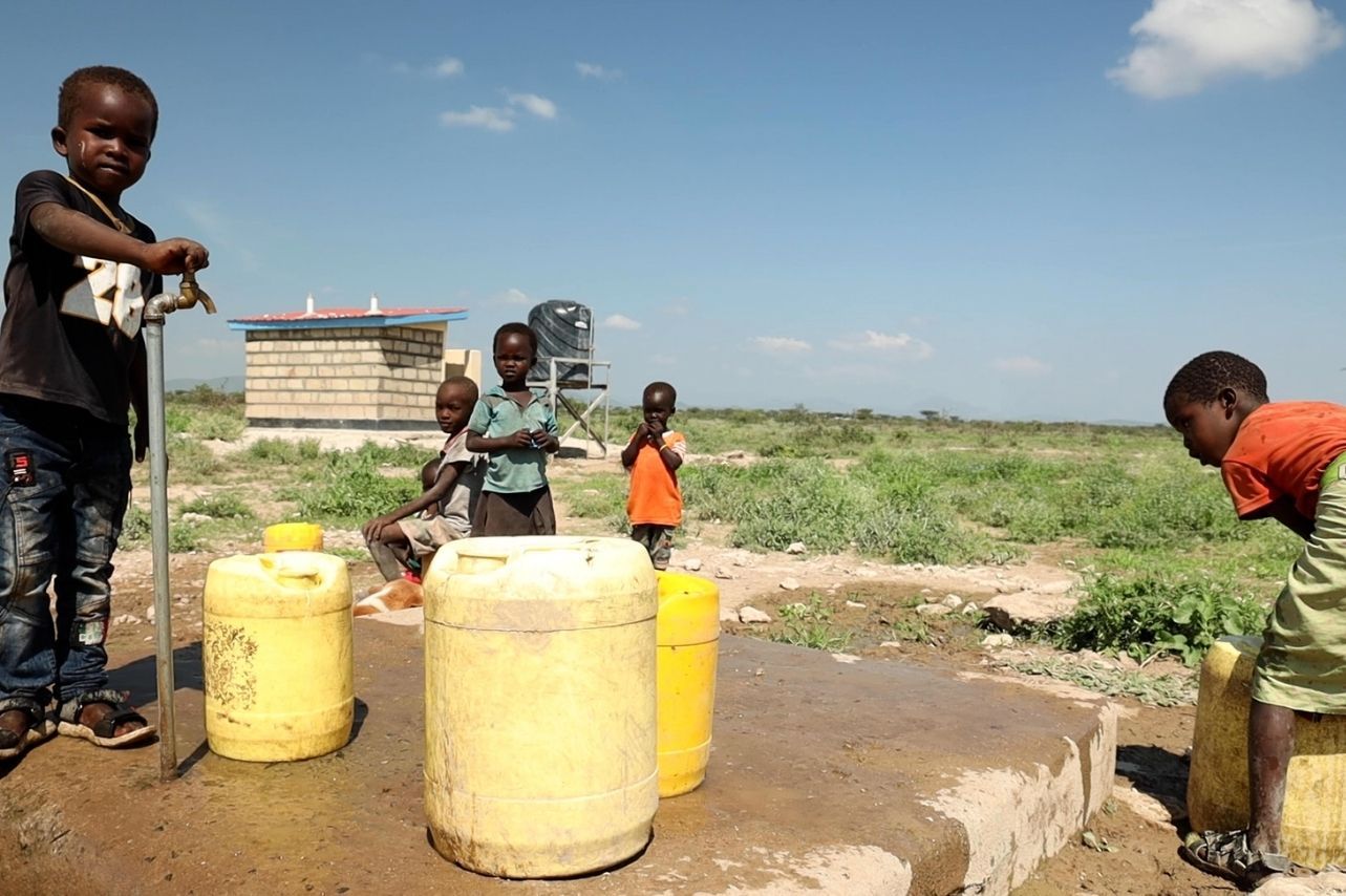 WSTF Drenge henter vand